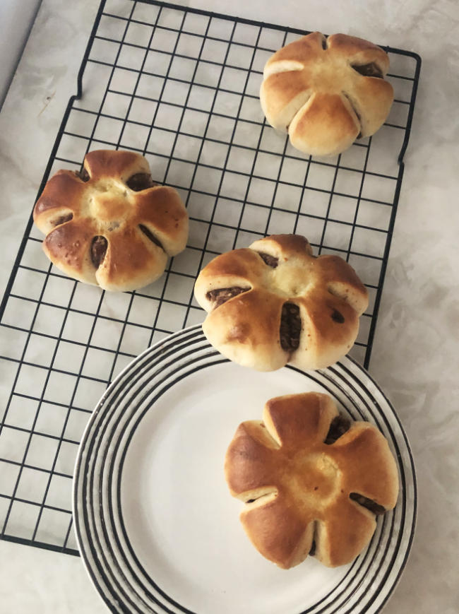 Baked red bean buns in the shape of cherry blossoms.