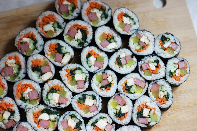 Tons of sliced gimbap, reminiscent of a mosaic pattern. Very delicious.